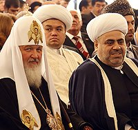 Святейший Патриарх Кирилл вручил председателю Управления мусульман Кавказа Аллахшукюру Паша-заде орден &laquo;Слава и Честь&raquo;